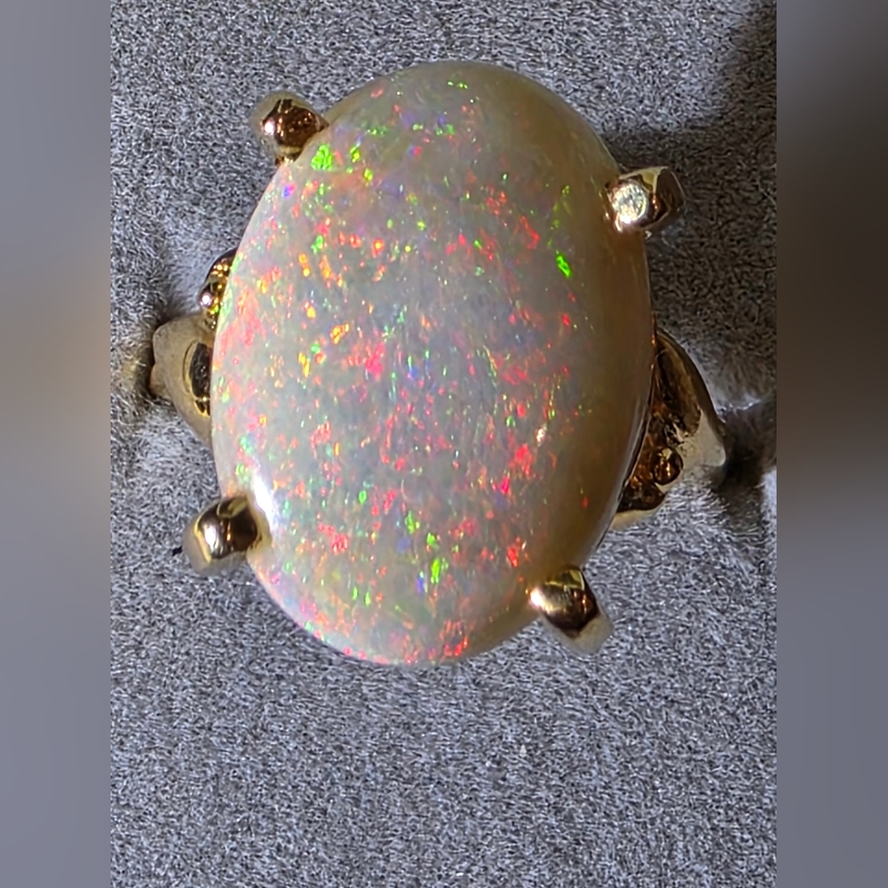 OMG! OMG! OMG!!!! HUGE Oval White Opal.AWEOSOME!!!.